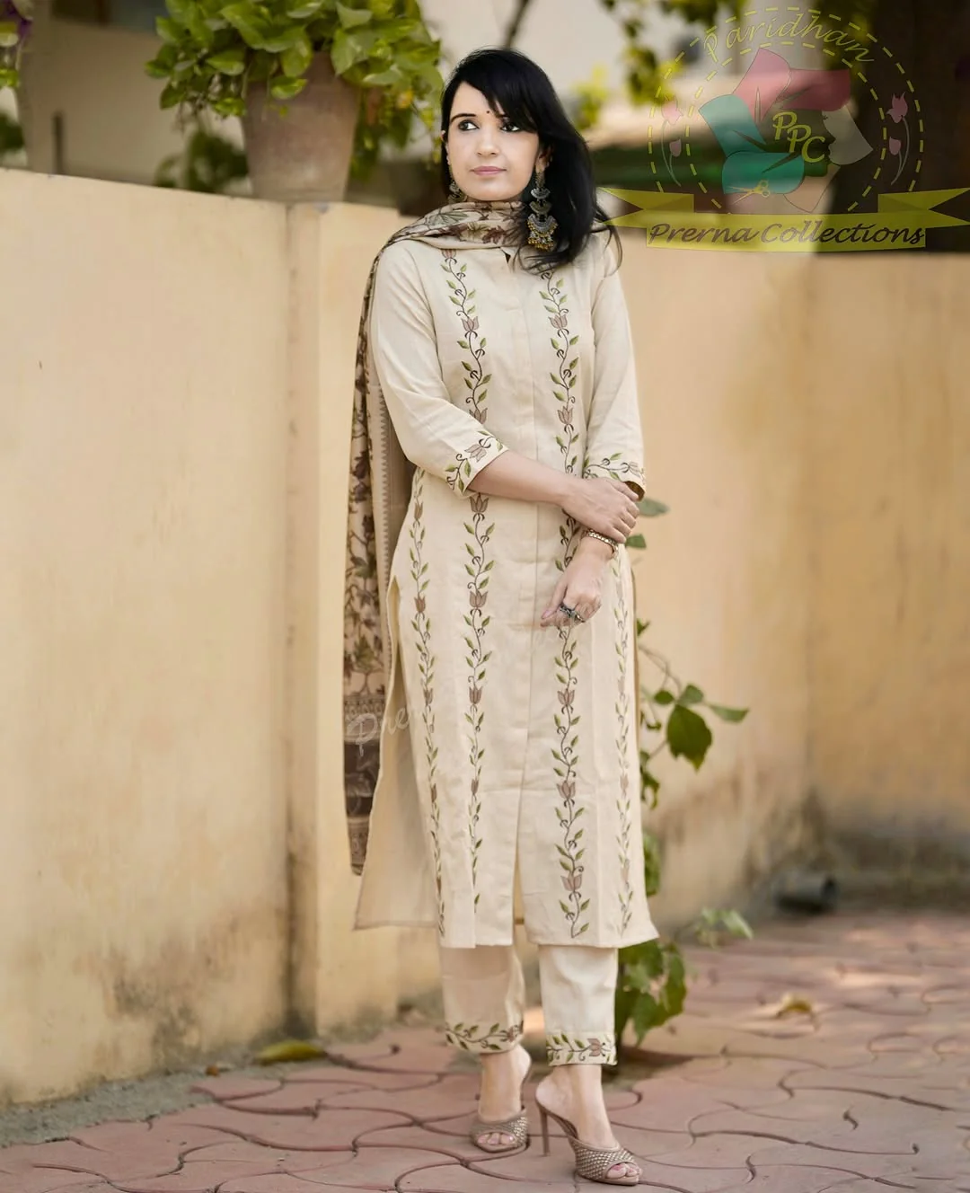 Beige Handloom Cotton Kurti Pant Dupatta Set with Embroidery & Kalamkari Dupatta - Image 2